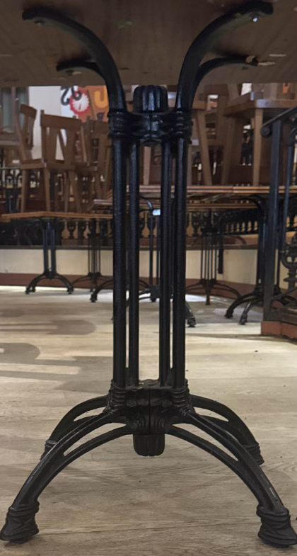 Additional owner-supplied base-detail photo; confirm matching base on selected table.